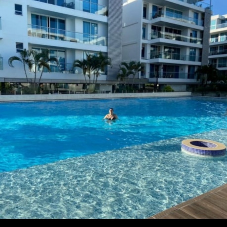 piscinas grandes y dos pequeñas